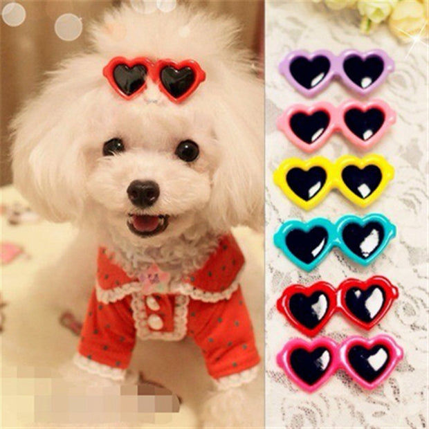 Add a little elegance to your dog’s look with the Sunglass Designed Dog Hair Clip. This hair clip is just what you require to dress up your little prince or princess for a big night out. Various colors mean plenty of choices to embellish your furry friend. This clip will dazzle everyone at your next event!